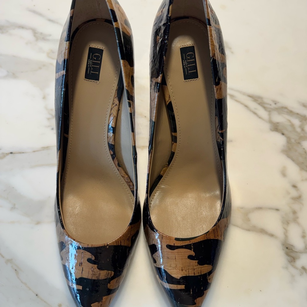 G.I.L.I. Camo Print on Cork Pointed Toe Pumps